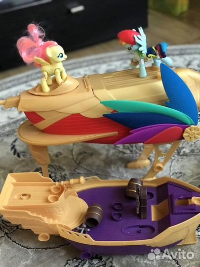 Корабль pony Пони фирменный и мотоцикл