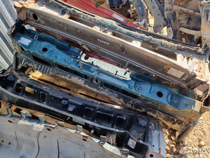 Кузов кусок Mitsubishi Pajero 3 2006г 3.2 зеленый