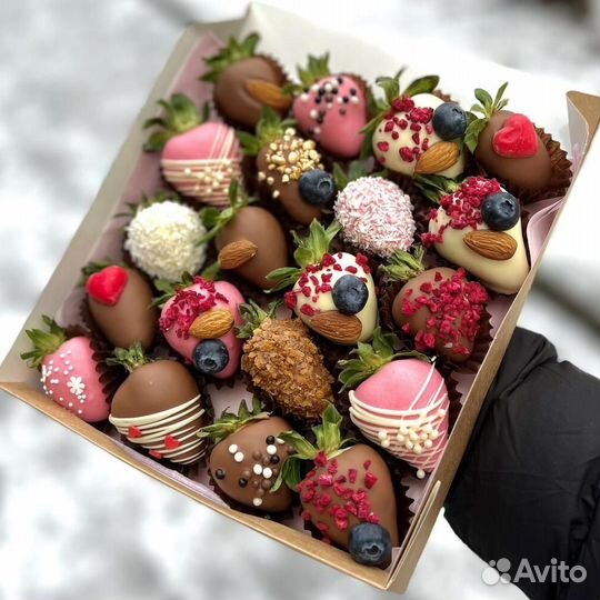 Сладкая клубника в молочном и белом шоколаде