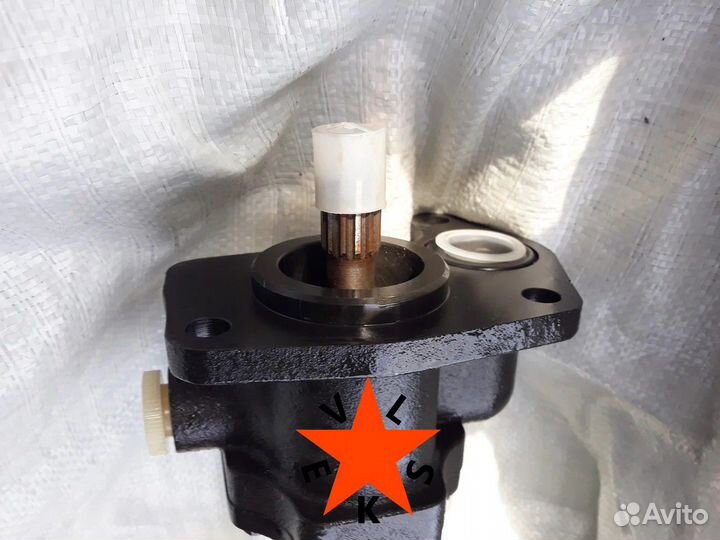Насос трансмиссии 14х-49-11600 Komatsu D65E12