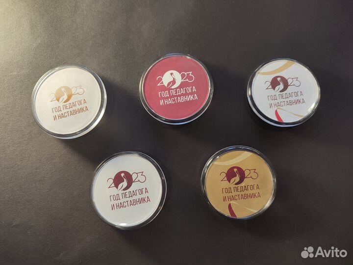 Значки круглые пластиковые 5.6 см на булавке