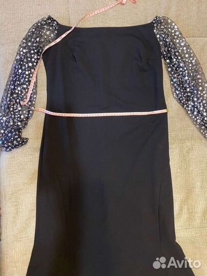 Праздничное платье с открытыми плечами