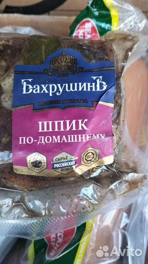 Продукты на корм для животных и хлеб