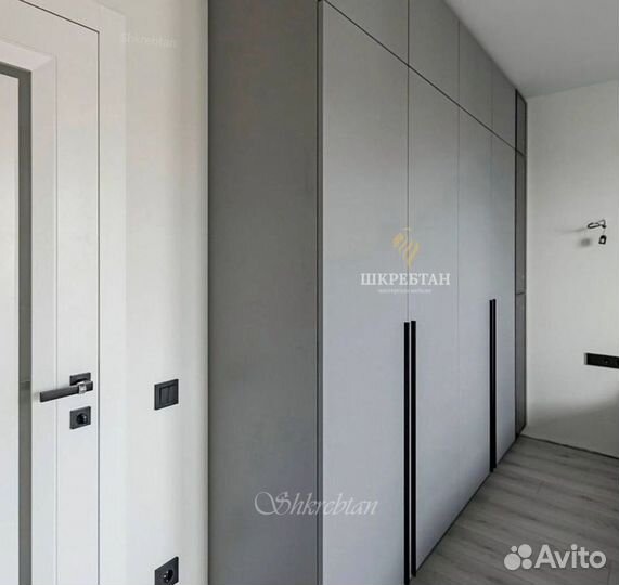 Шкаф белый, темный