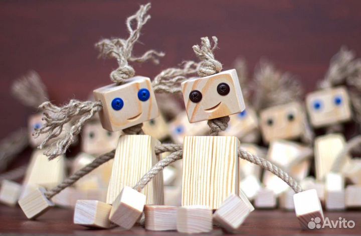 Пара сувенирных кукол из дерева