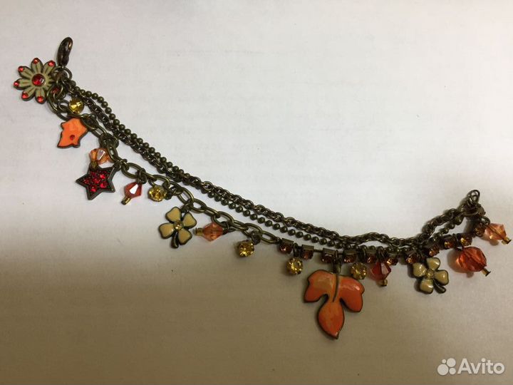 Металлический браслет с множеством подвесок