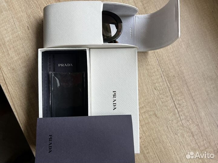 Солнечные очки Prada