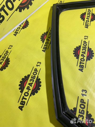 Уплотнитель стекла задний правый Vw Polo 5 1.6