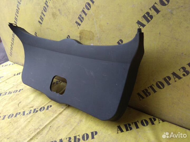 Обшивка крышки багажника Toyota Auris 150