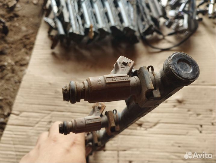 Топливная рампа с форсунками Ford Focus 1 1.6