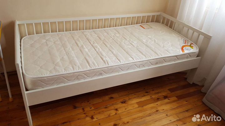 Продам детскую кровать с матрасом