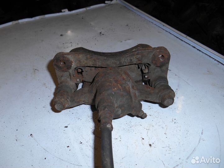 Задний левый суппорт Mitsubishi Galant