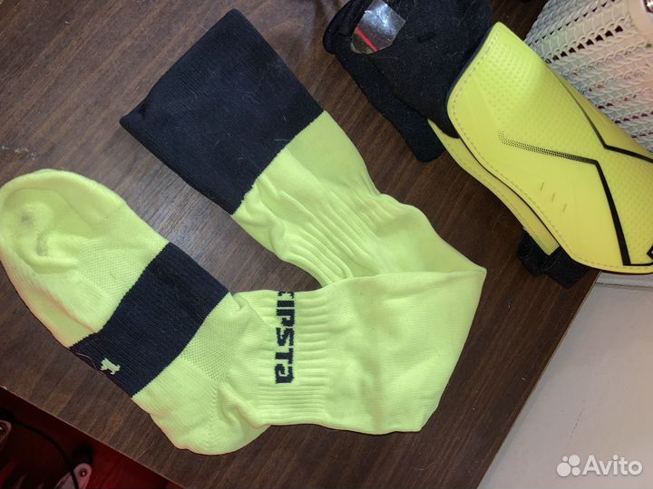 Футбольные щитки и гетры