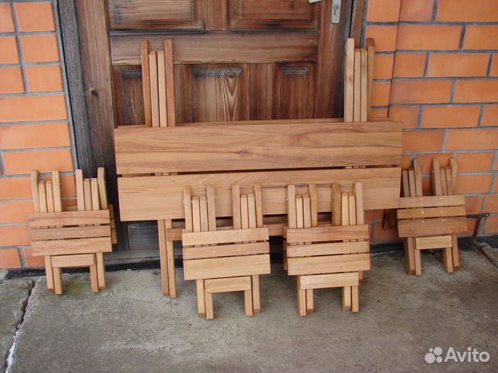 Складные стол и 4 стульчика