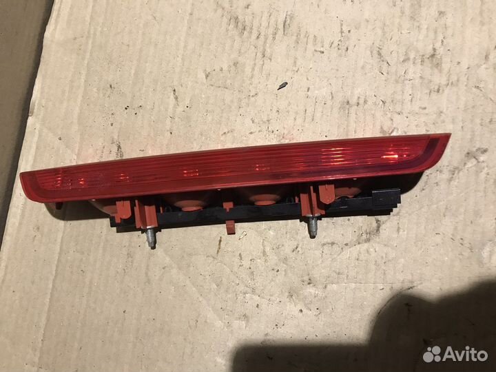 Стоп сигнал крышки багажника Пежо 308