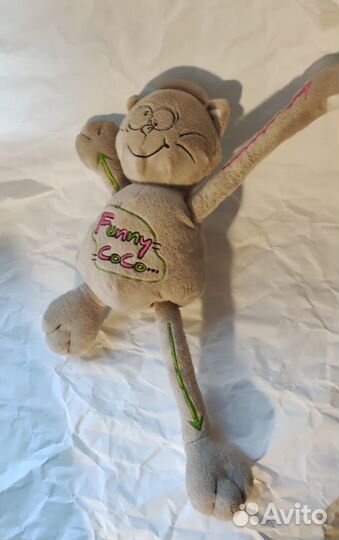 Плюшевый кот с двигающимися лапками