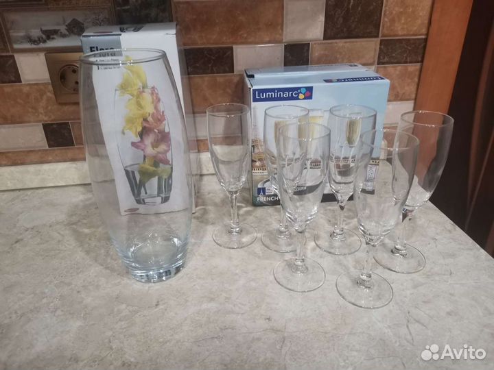 Бокалы и ваза для цветов