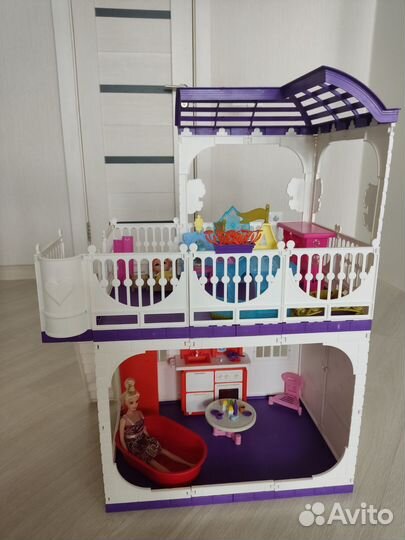 Кукольный домик с мебелью и куклами