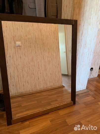 Зеркало настенное в деревянной раме