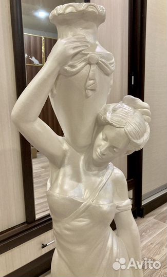 Статуэтка девушка с кувшином
