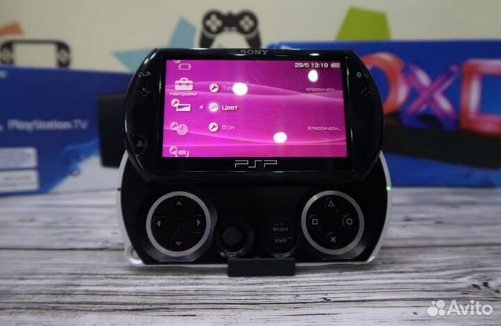 PSP Go + 900 игр + кабель тв + джой PS3 PSP-N1008