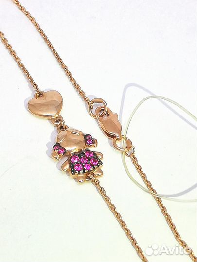 Золотой браслет, вставка фианиты, девочка, сердце, якорная цепочка, замок карабин, длина 17,5 см, ве