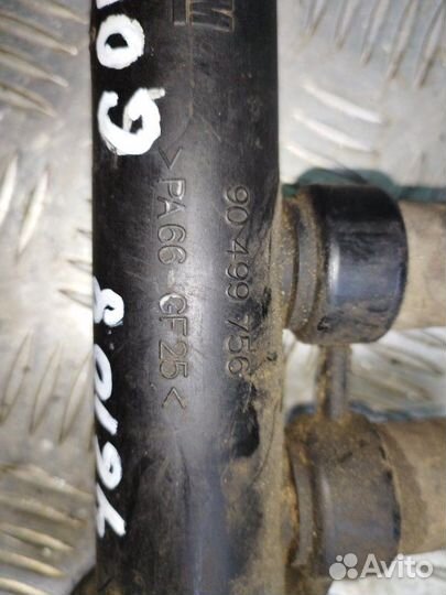 Патрубок системы охлаждения Volkswagen Golf 4