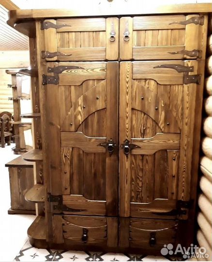 Шкаф из массива дерева под старину