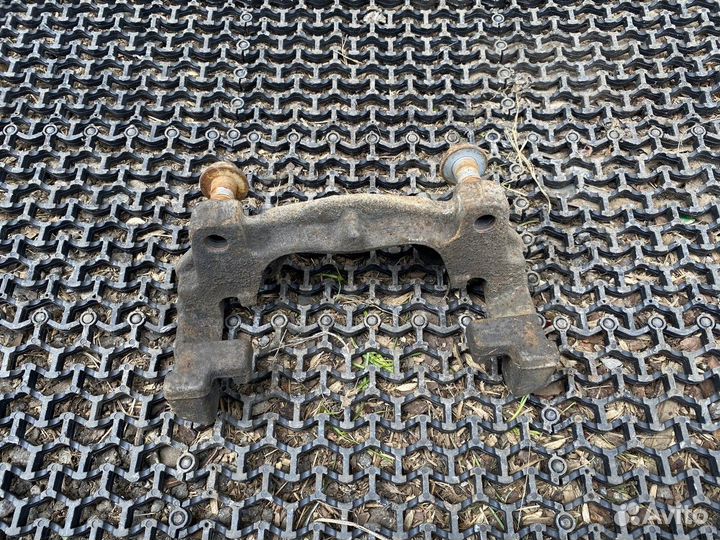 Скоба суппорта переднего левого Галакси 2