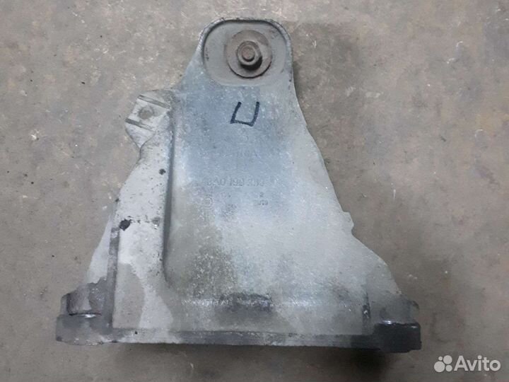 Правый кронштейн двигателя ауди 80 б4
