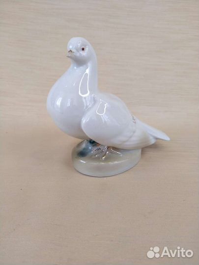 Фарфоровая статуэтка Голубь Гжель