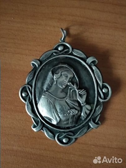 Медальон дама с розой