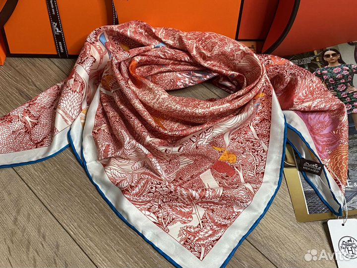 Шёлковый платок в подарочной упаковке Hermes