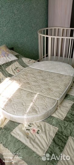 Детская кроватка с маятником круглая