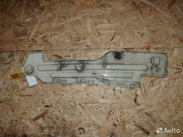 Накладка кронштейна фары (левая) FH13 (Volvo)