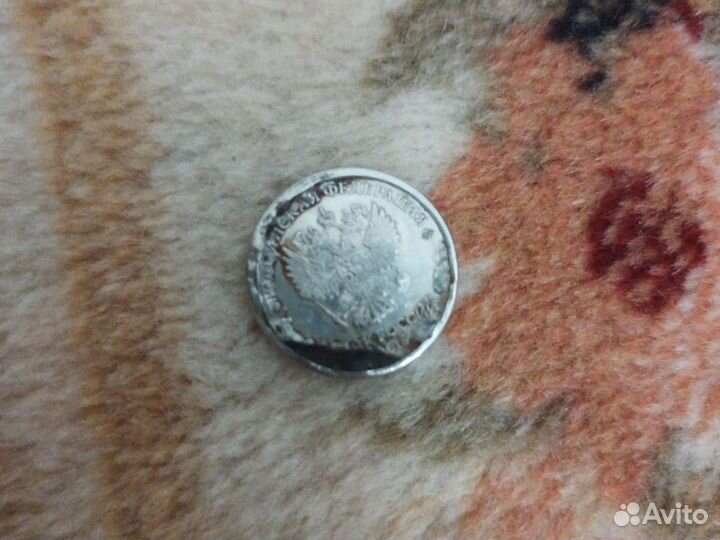 Монета (1 рубль)отходит слой