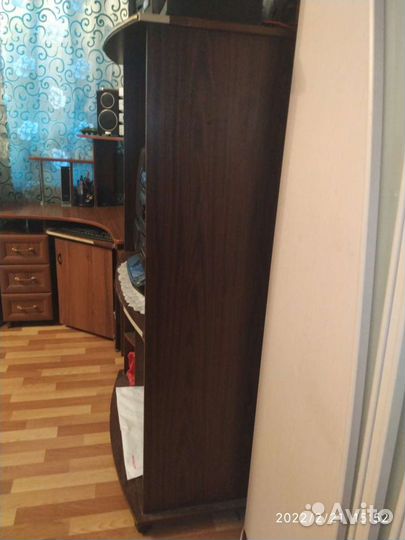 Тумбочка высокая на колёсиках