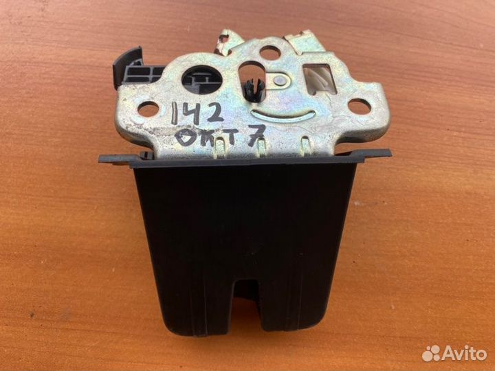 Замок крышки багажника Skoda Octavia A7 cxxb 2015