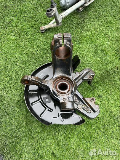 Кулак передний левый volkswagen polo хэчбэк