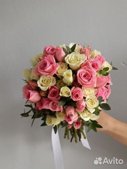 Свадебный букет из белых и розовых кустовых роз