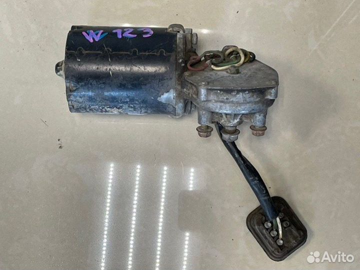 Мотор стеклоочистителя передний Mercedes-Benz W123