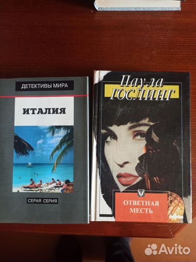 Книги много: детективы, кино -романы, ужастики