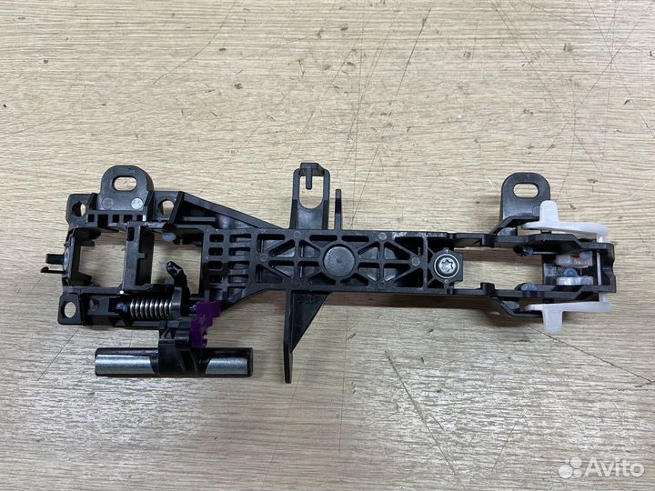 Кронштейн ручки передней правой Toyota Rav4 50