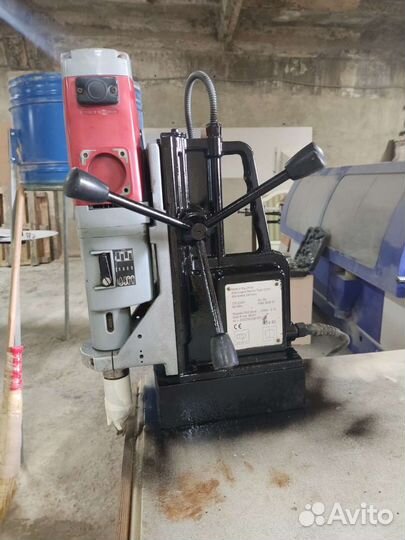 Дрель на станине с электромагнитным основанием