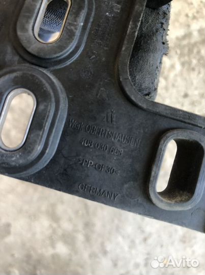 Кронштейн бампера пластиковый Audi A8 D4 4H0807140