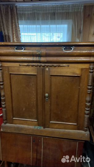 Старинный антикварный шкаф буфет