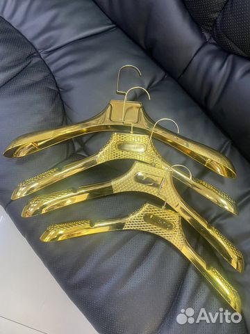 Плечики золотые