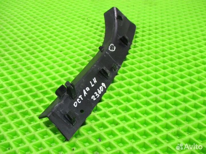 Щиток фонаря левый Skoda Octavia 3 A7