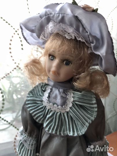 Кукла фарфоровая