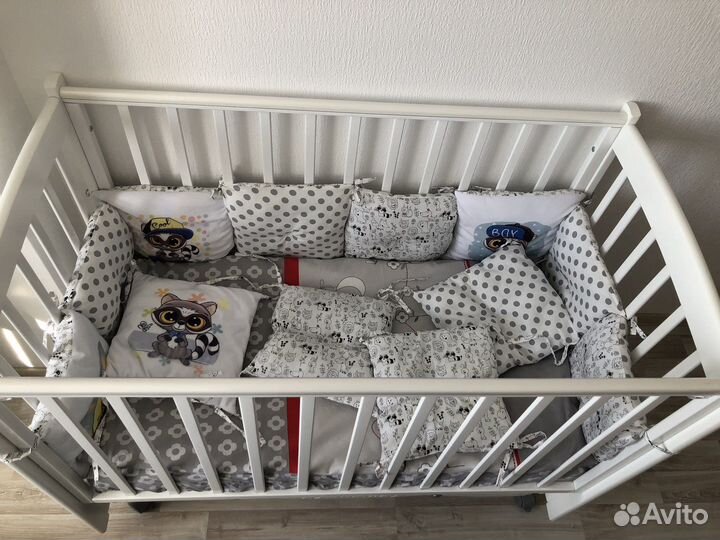 Детская кроватка с маятником